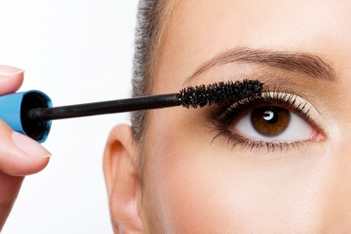 Không làm sạch mascara trước khi ngủ, một phụ nữ gần như bị mù