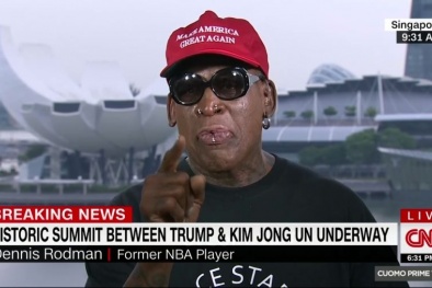 Ngôi sao bóng rổ Mỹ Dennis Rodman rơi lệ chứng kiến ông Trump - Kim bắt tay