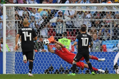 Lý do nào khiến thủ môn Iceland cản phá thành công quả phạt đền của Messi?