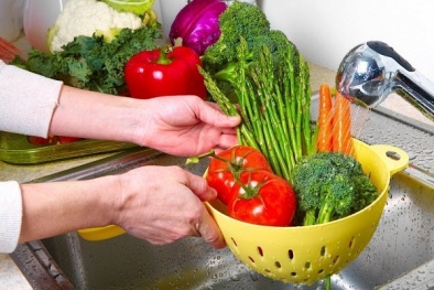 Quá nguy hiểm khi rửa rau kiểu này, bà nội trợ cần bỏ ngay lập tức