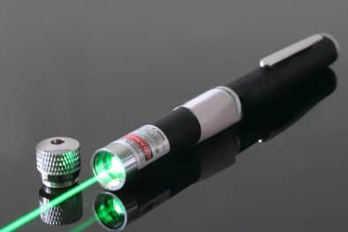 Một cậu bé tổn thương mắt vĩnh viễn do bút chỉ laser