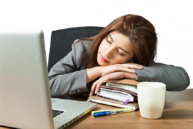 Dân văn phòng dễ mắc loạt bệnh vì thói quen ngủ gục trên bàn