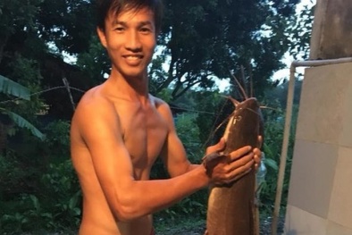 Cá trê ‘khủng’ dài 1,2m nặng 12kg lọt lưới nam thanh niên miền Tây