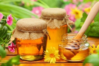 Cụ ông suýt gặp 'thần chết' vì dùng mật ong lâu năm