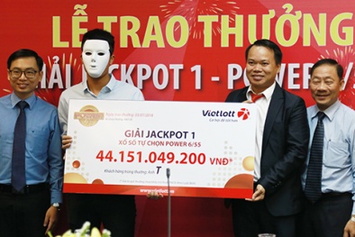 Xổ số Vietlott: Thợ xây Quảng Bình giấu tên, đeo mặt nạ nhận thưởng hơn 44 tỷ đồng