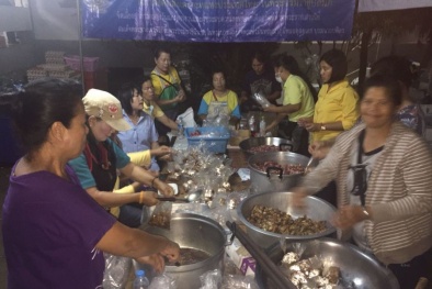 Giải cứu đội bóng Thái Lan: Tình nguyện viên vui vẻ nấu ăn đêm bên ngoài hang động
