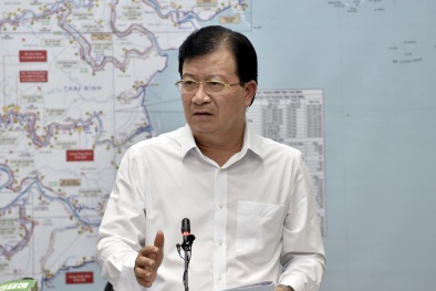 Phó Thủ tướng Trịnh Đình Dũng chỉ đạo đối phó với hai áp thấp nhiệt đới trên biển Đông