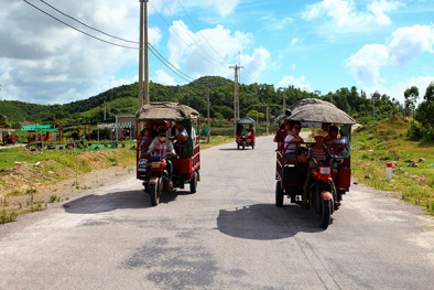 Quảng Ninh: Lật xe túc túc chở khách du lịch, 9 người bị thương
