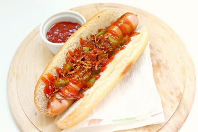 Phát hiện mới: Bánh mì kẹp xúc xích, thịt chế biến có thể khiến người dùng 'tâm thần'