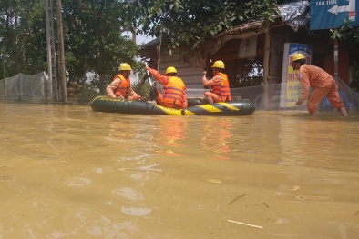 Ấm lòng hình ảnh người thợ điện xông vào 'rốn ngập', bơi thuyền bảo vệ người dân