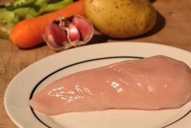 Ăn phải thịt gà sống, một phụ nữ tử vong