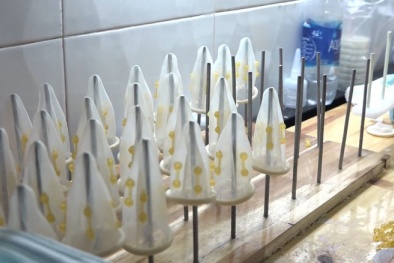 Phát hiện cơ sở sản xuất bao cao su giả bằng keo dán lốp xe