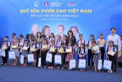 Vinamilk và Quỹ Sữa Vươn Cao Việt Nam trao 64.000 ly sữa cho trẻ em Bình Định