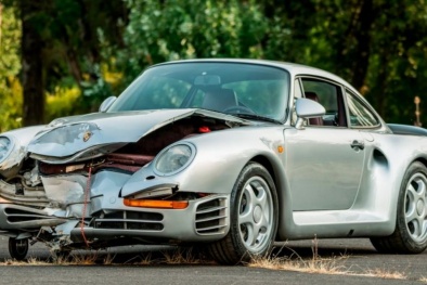 'Ngã ngửa' chiếc xe Porsche nát đầu như đống sắt vụn có giá nửa triệu đô