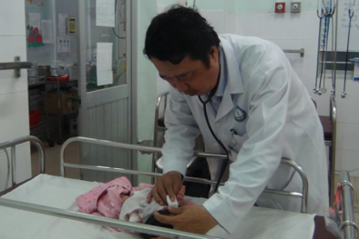 Bé 15 ngày tuổi suýt tử vong do ... xỏ lỗ tai