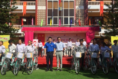 Tặng xe đạp cho học sinh có thành tích cao, hoàn cảnh khó khăn đến trường