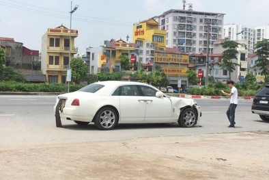 Rolls-Royce Ghost tiền tỷ 'nát' đầu sau cú va chạm với xe máy tại Hà Nội
