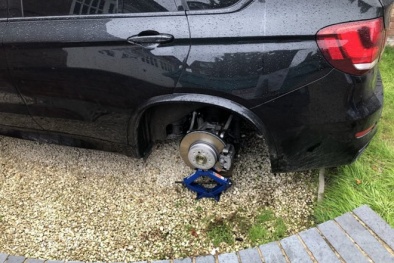 Hi hữu: Chiếc BMW X5 bị tháo trộm cả 4 bánh khi chủ xe đang ngủ
