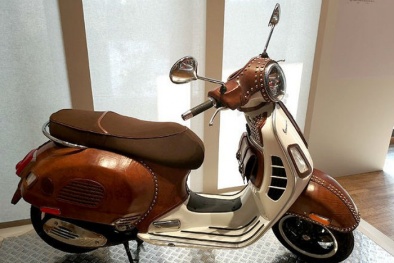 Mê mẩn với bản bọc da siêu ấn tượng của xe ga Vespa dưới bàn tay nghệ nhân Ý