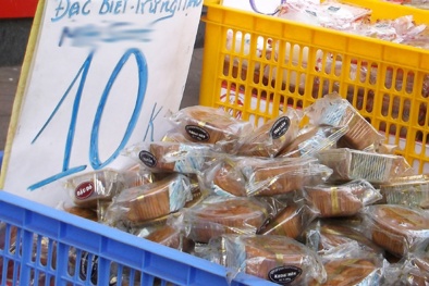 Bánh trung thu ‘cận date’ tràn xuống phố, giá 10.000 đồng/chiếc