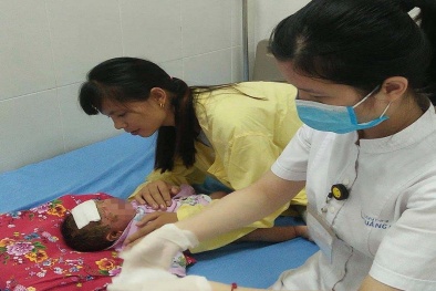 Trẻ viêm da nặng do gia đình tự ý dùng lá tắm khi bị nổi bọng nước