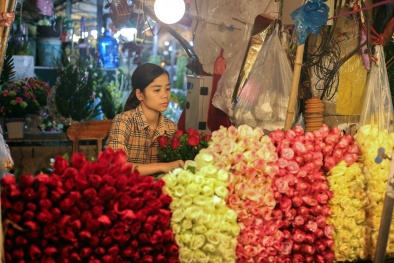 Chợ hoa đêm Quảng An nhộn nhịp trước thềm 20/10