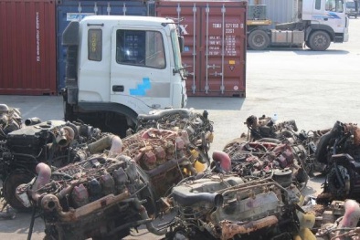 Bắt 'nóng' lô phụ tùng ô tô nhập lậu trà trộn trong container phế liệu tại cảng Cái Mép
