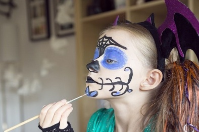 Bác sỹ tiết lộ điều đáng sợ về sơn mặt trong lễ hội Halloween