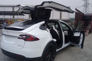 Bất ngờ: Chiếc SUV tăng tốc nhanh nhất thế giới Tesla Model X P100D vừa về Việt Nam