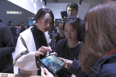 Cận cảnh điện thoại thông minh gập lại như cuốn sách vừa trình làng, giá đắt hơn iPhone X