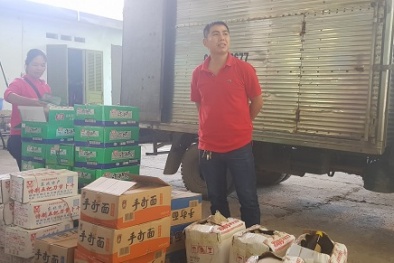 Thu giữ chân gà ướp, mì que không rõ nguồn gốc