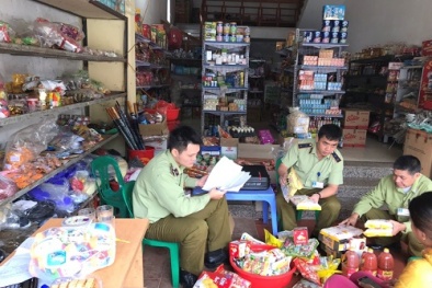 Bánh kẹo, nước giải khát đã quá hạn sử dụng vẫn ngang nhiên bán