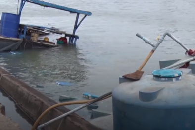 Hàng chục tấn hóa chất chìm xuống sông Đồng Nai