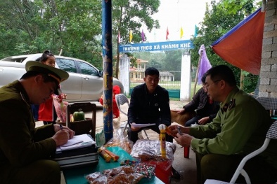 Xúc xích, quẩy chiên đã quá đát ngang nhiên bán tại cổng trường học