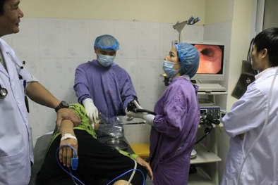 Tin lời quảng cáo, bà cụ suýt mất mạng vì nuốt 'đá nano chữa bách bệnh'