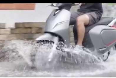 Đem xe máy điện VinFast Klara lội nước 'lụt' sau bão tại Sài Gòn và cái kết