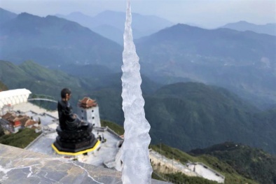 Xuất hiện băng giá tại đỉnh Fansipan, Sapa