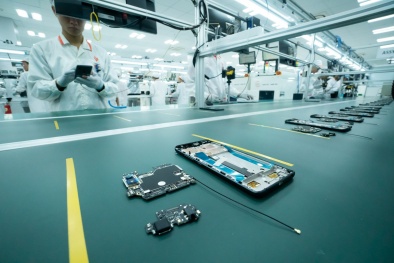 Cận cảnh dàn robort 'khủng' tại nơi sản xuất điện thoại Vsmart