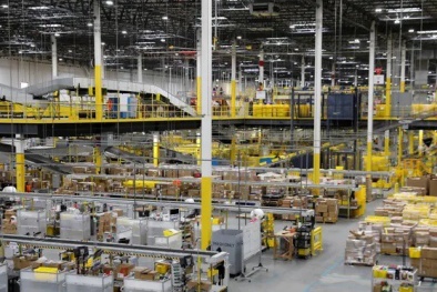 Robot vô tình đâm thủng hộp thuốc chống muỗi, 24 nhân viên Amazon gặp nạn
