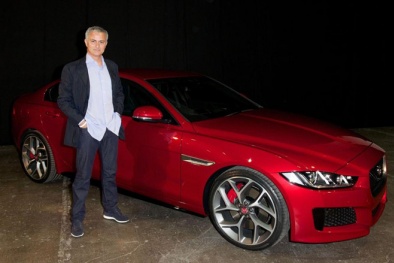 'Soi' bộ sưu tập xe huấn luyện viên mới bị Manchester United sa thải đang sở hữu