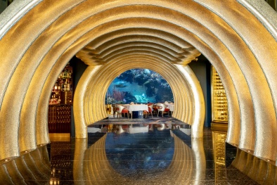 Choáng ngợp nhà hàng dát vàng đắt đỏ bên trong khách sạn toàn vàng ở Dubai