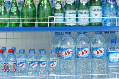 Loạn thị trường nước uống đóng chai: 'Vàng thau lẫn lộn'