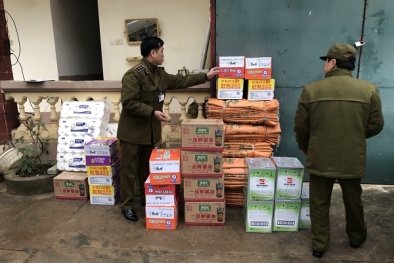 Thu giữ lượng lớn xì dầu, mì ăn liền Trung Quốc tuồn lậu về Việt Nam tiêu thụ dịp Tết
