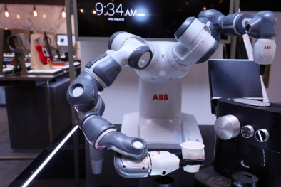 Chú robot pha cà phê ở Davos và lời cảnh báo với cả thế giới