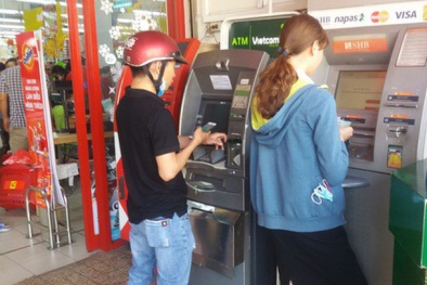 Chật vật rút tiền ATM mùa tết
