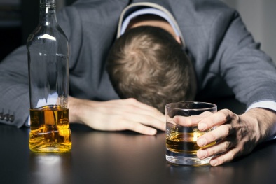 Chuyên gia mách 'bí kíp' nhận biết methanol trong rượu để tránh ngộ độc