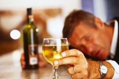 Vui Tết Nguyên đán Kỷ Hợi, làm sao để tránh bị ngộ độc rượu?