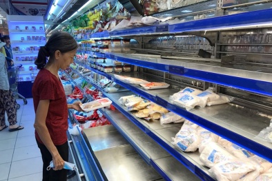 Thịt gà, vịt nguyên con, rau củ 'cháy hàng' chỉ sau một giờ ở TP Hồ Chí Minh