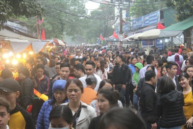 Hàng nghìn người đến Phủ Tây Hồ cầu may ngày đi làm đầu tiên