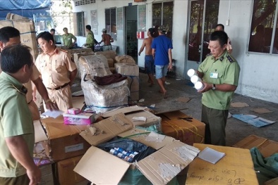 Hàng cấm nhập khẩu 'tuồn' vào thị trường Việt Nam bị tóm gọn